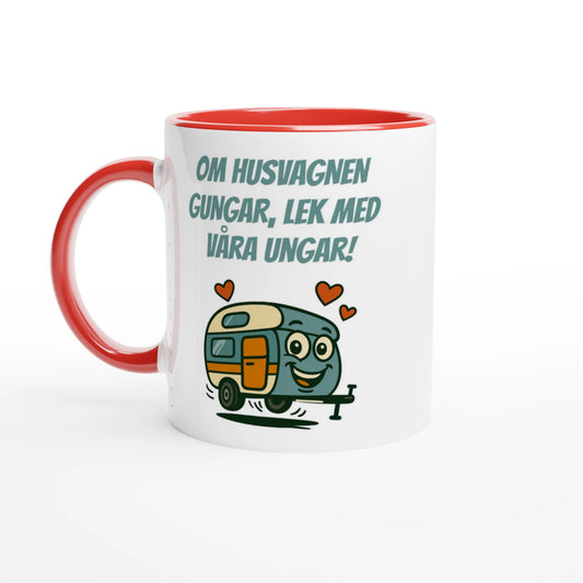 Vit mugg med rött handtag och röd insida med texten Om husvagnen gungar, lek med våra ungar! och en glad tecknad husvagn med hjärtan