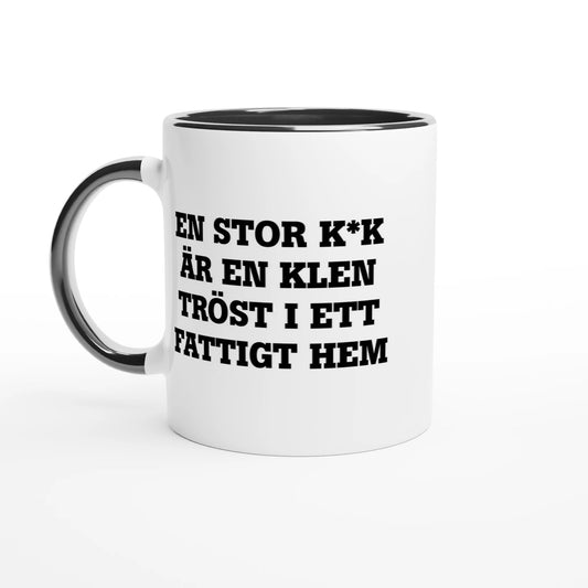 Vit mugg med svart handtag och svart insida med texten En stor k*k är en klen tröst i ett fattigt hem