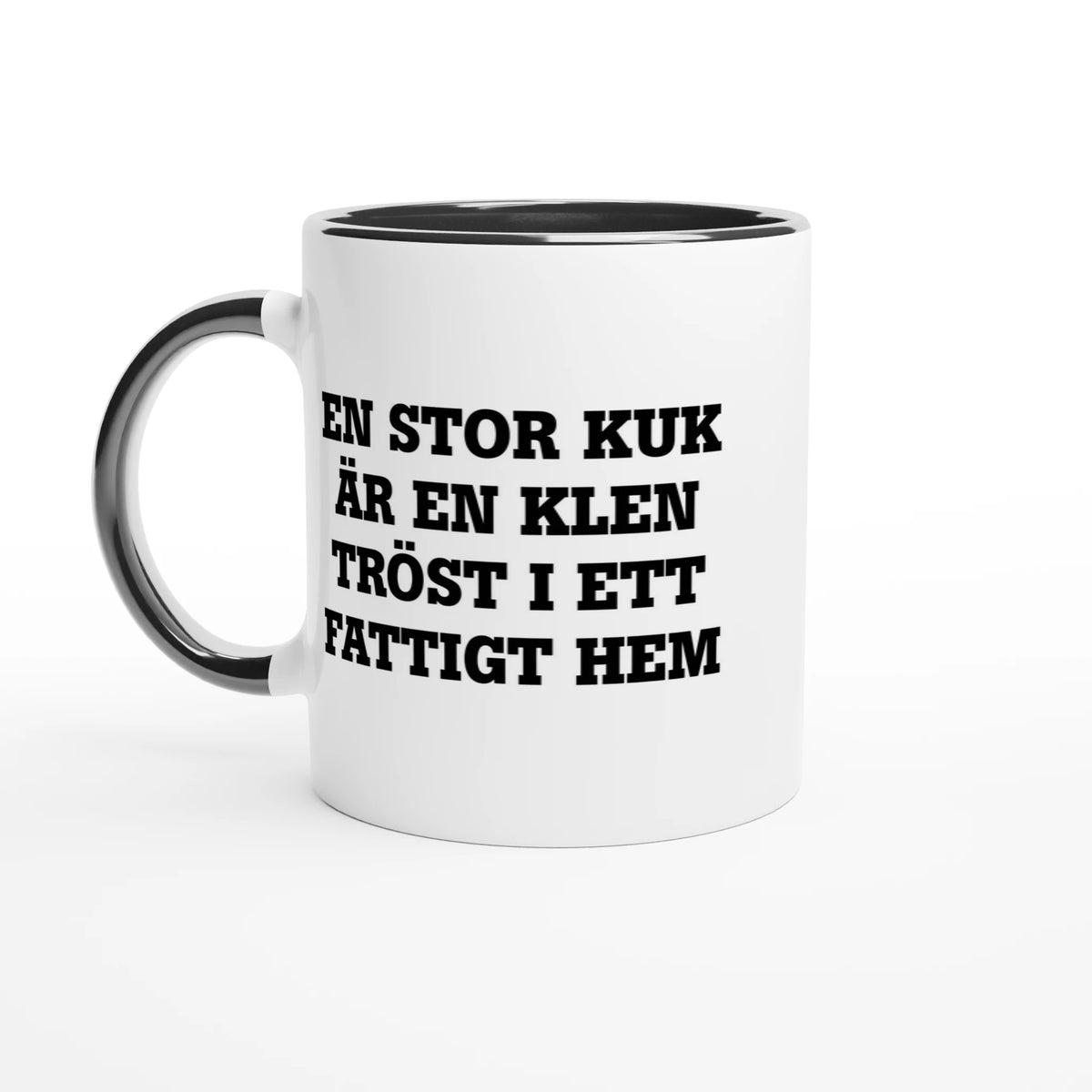Vit mugg med svart handtag och svart insida med texten En stor kuk är en klen tröst i ett fattigt hem
