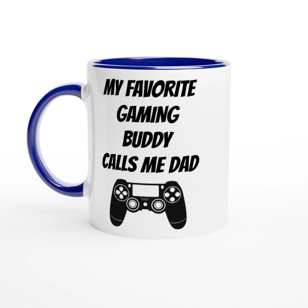 Vit mugg med blått handtag och blå insida med texten My favorite gaming buddy calls me dad och en spelhandkontroll