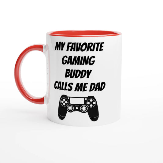 Vit mugg med rött handtag och röd insida med texten My favorite gaming buddy calls me dad och en spelhandkontroll