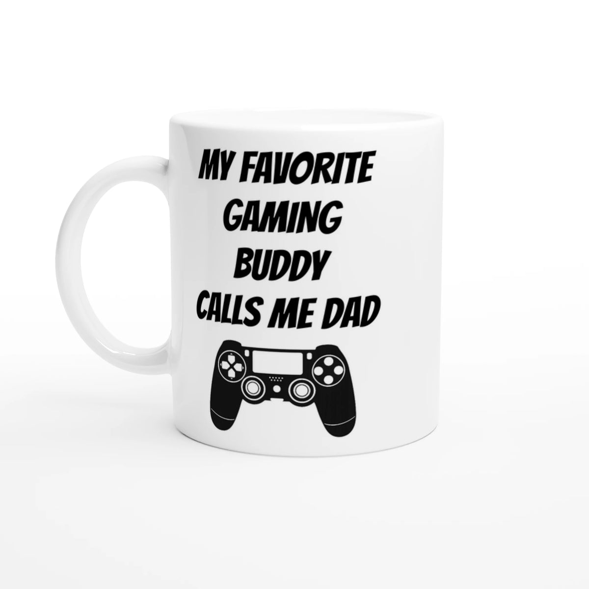 Helvit mugg med texten My favorite gaming buddy calls me dad och en spelhandkontroll