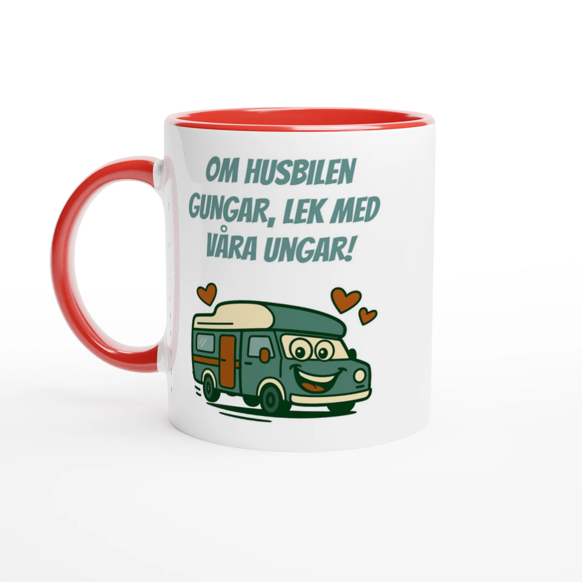 Vit mugg med rött handtag och röd insida med texten Om husbilen gungar, lek med våra ungar! och en glad tecknad husbil med hjärtan