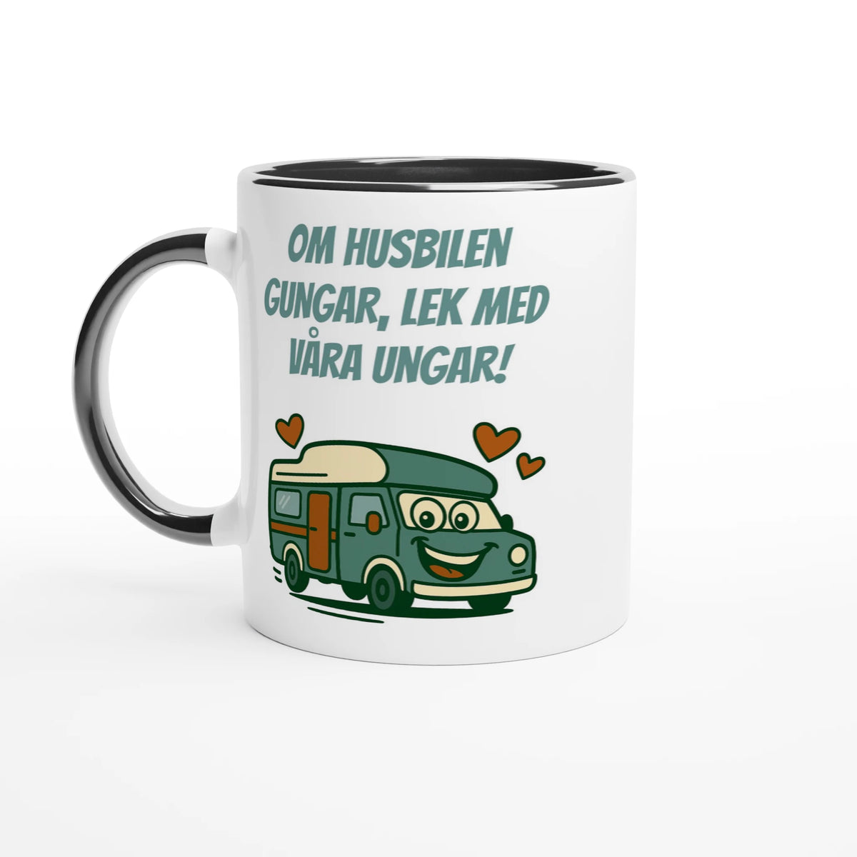Vit mugg med svart handtag och svart insida med texten Om husbilen gungar, lek med våra ungar! och en glad tecknad husbil med hjärtan