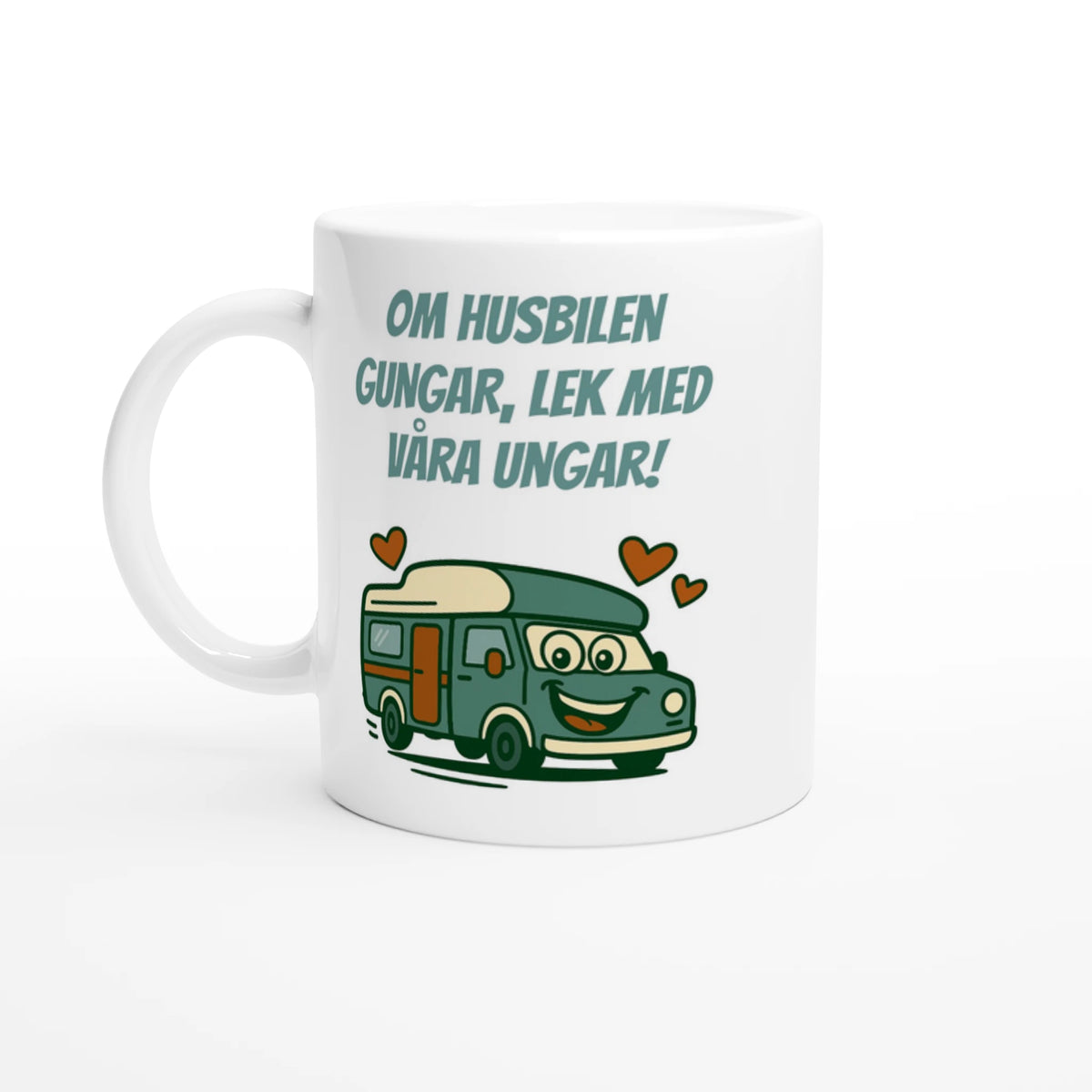 Helvit mugg med texten Om husbilen gungar, lek med våra ungar! och en glad tecknad husbil med hjärtan