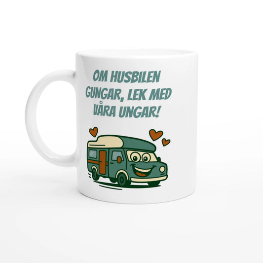 Helvit mugg med texten Om husbilen gungar, lek med våra ungar! och en glad tecknad husbil med hjärtan