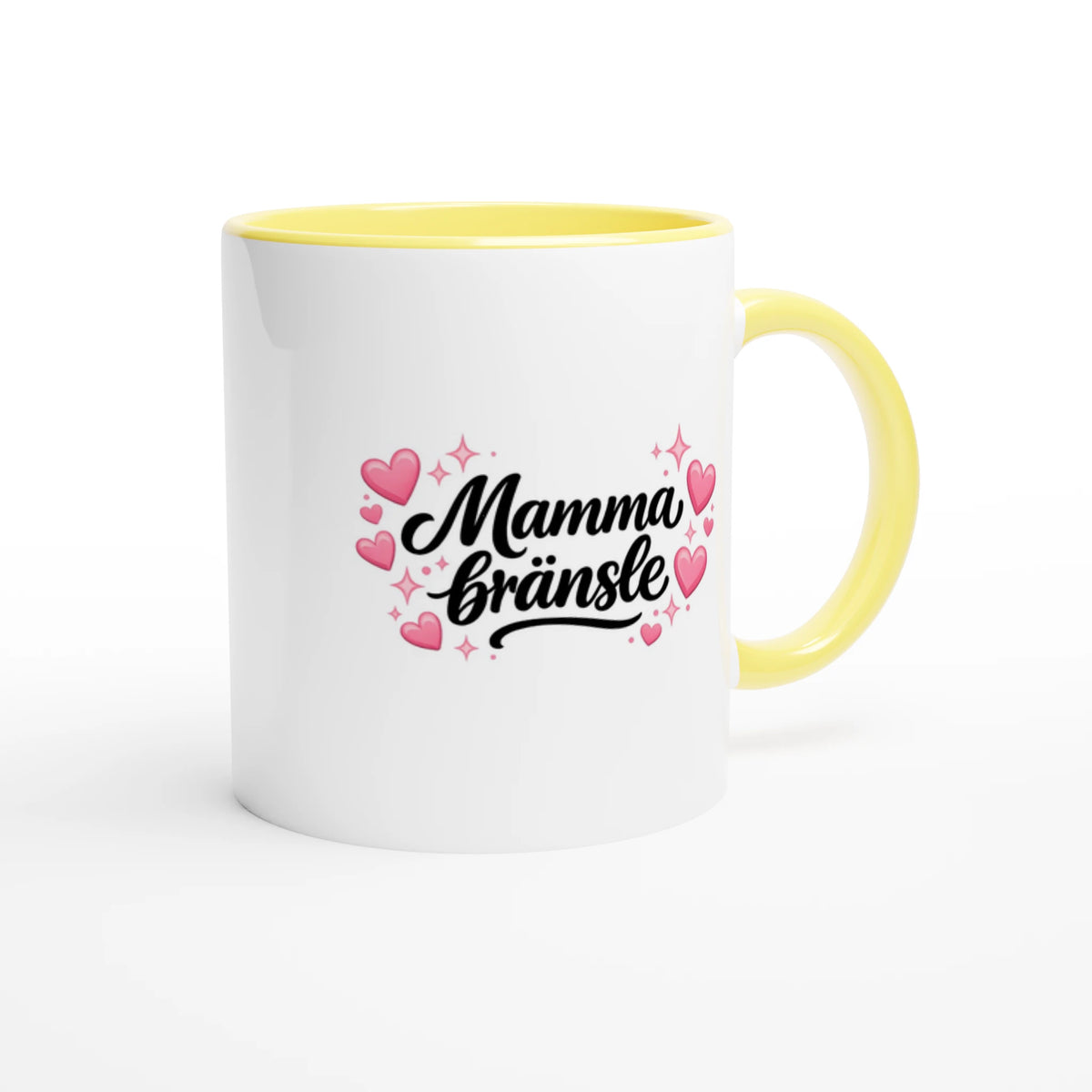 Vit mugg med gult handtag och gul insida med texten Mammabränsle omgiven av rosa hjärtan