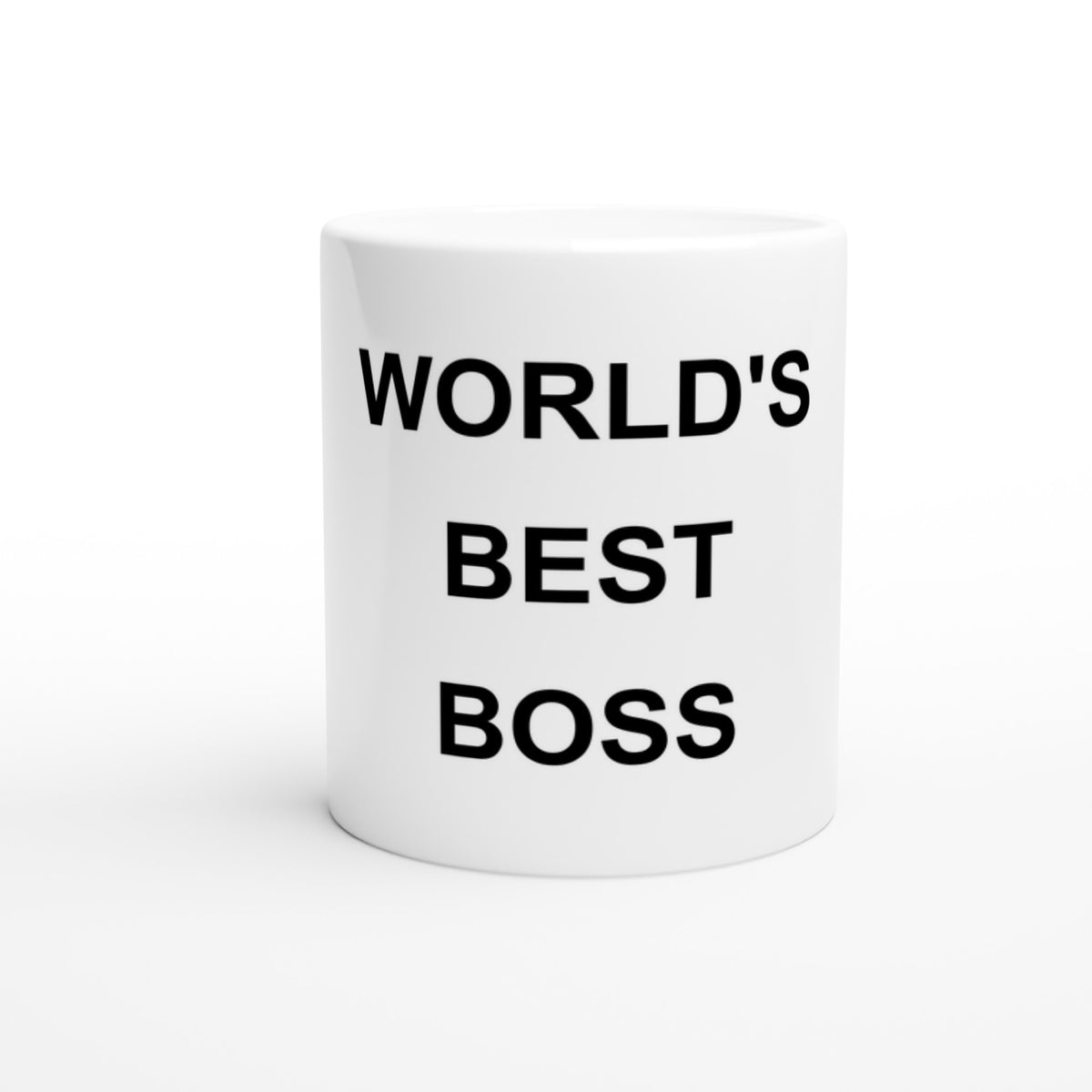 Vit mugg sedd framifrån med texten World's best boss i svarta versaler